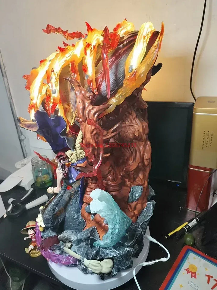 Figurine Luffy Red Rock avec des détails réalistes et des effets de feu sur une base dynamique