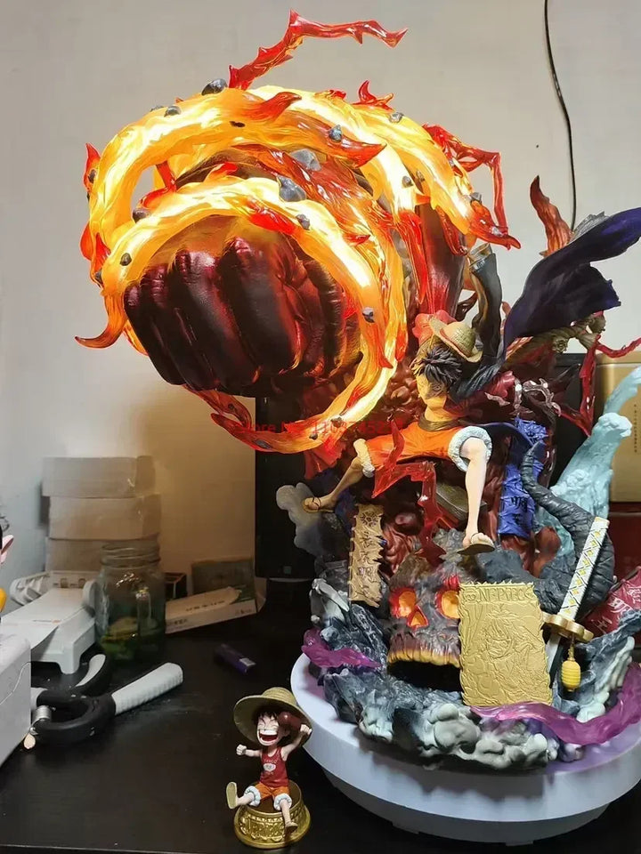 Figurine Luffy Red Rock avec effets de flammes et détails impressionnants, parfaite pour les fans de One Piece