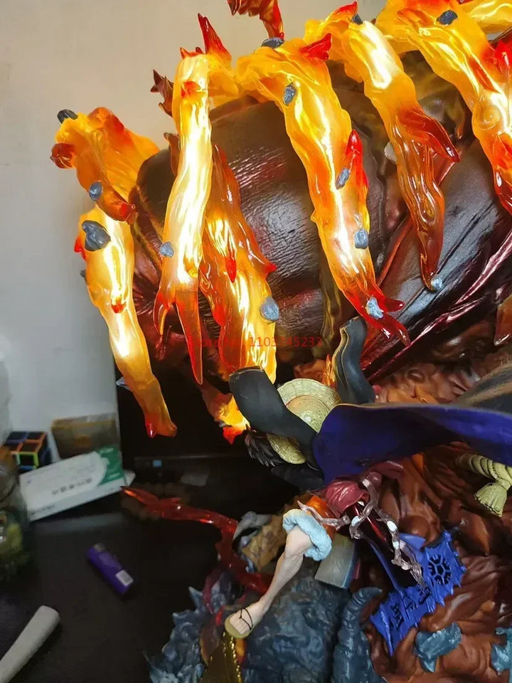 Figurine Luffy Red Rock avec des flammes rouges et des détails réalistes pour les fans de One Piece