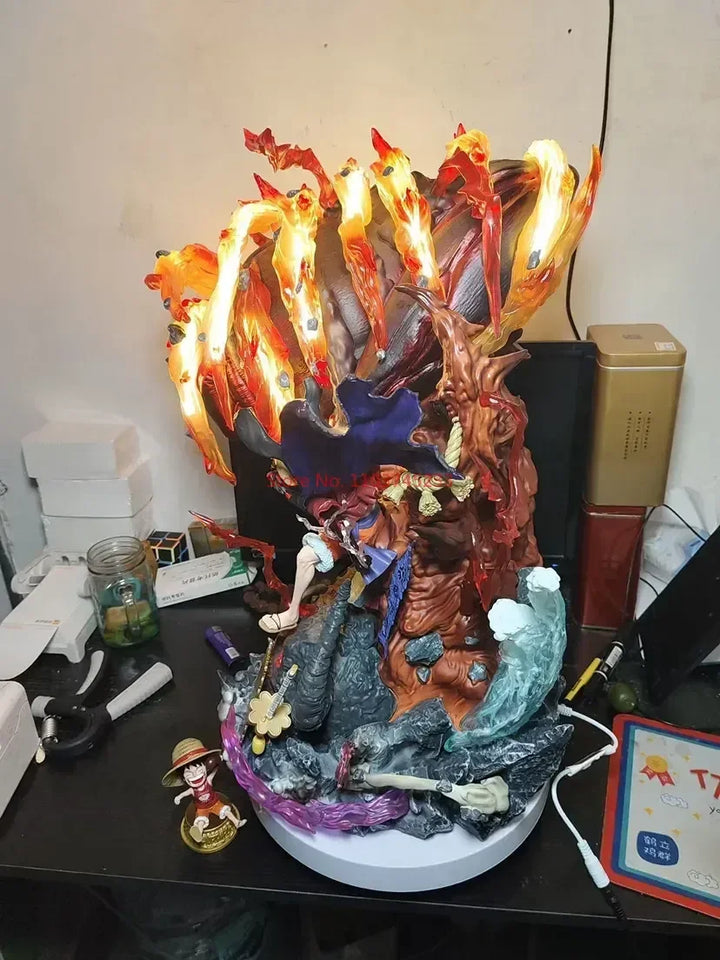 Figurine Luffy Red Rock avec effets lumineux et détails sculptés sur une base dynamique