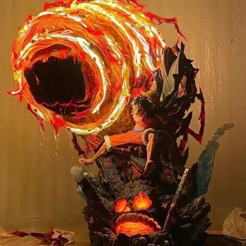 Figurine Luffy Red Rock avec effets de feu en arrière-plan pour les fans d'One Piece