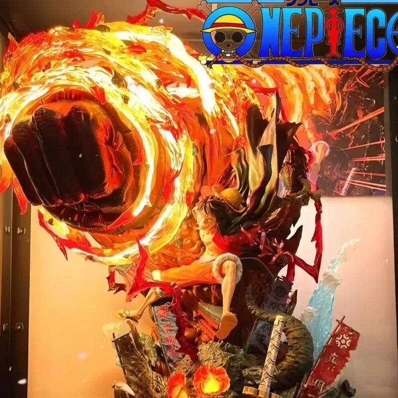 Figurine Luffy Red Rock en action avec des effets de feu éclatants représentant la force du personnage