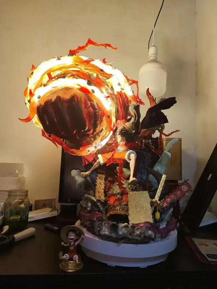 Figurine Luffy Red Rock éclairée avec des détails vibrants et dynamique inspirés de l'anime