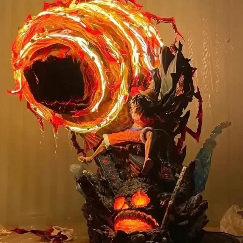 Figurine Luffy Red Rock avec effets de feu et détails précis sur la base dynamique