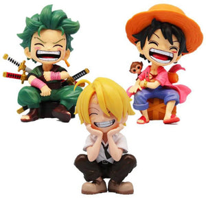 Figurine One Piece Luffy Zoro en trio souriant, parfaite pour les collectionneurs de personnages d'anime