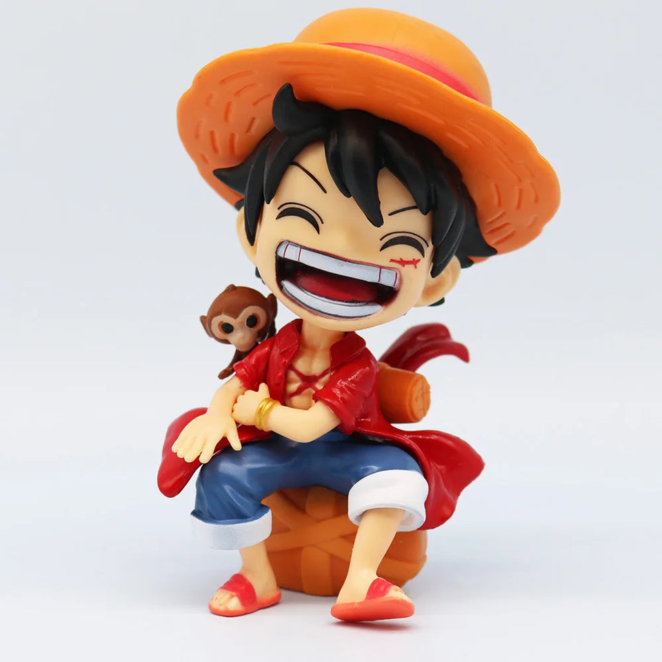 Figurine One Piece Luffy Zoro joyeusement assis avec un chapeau de paille et un singe.