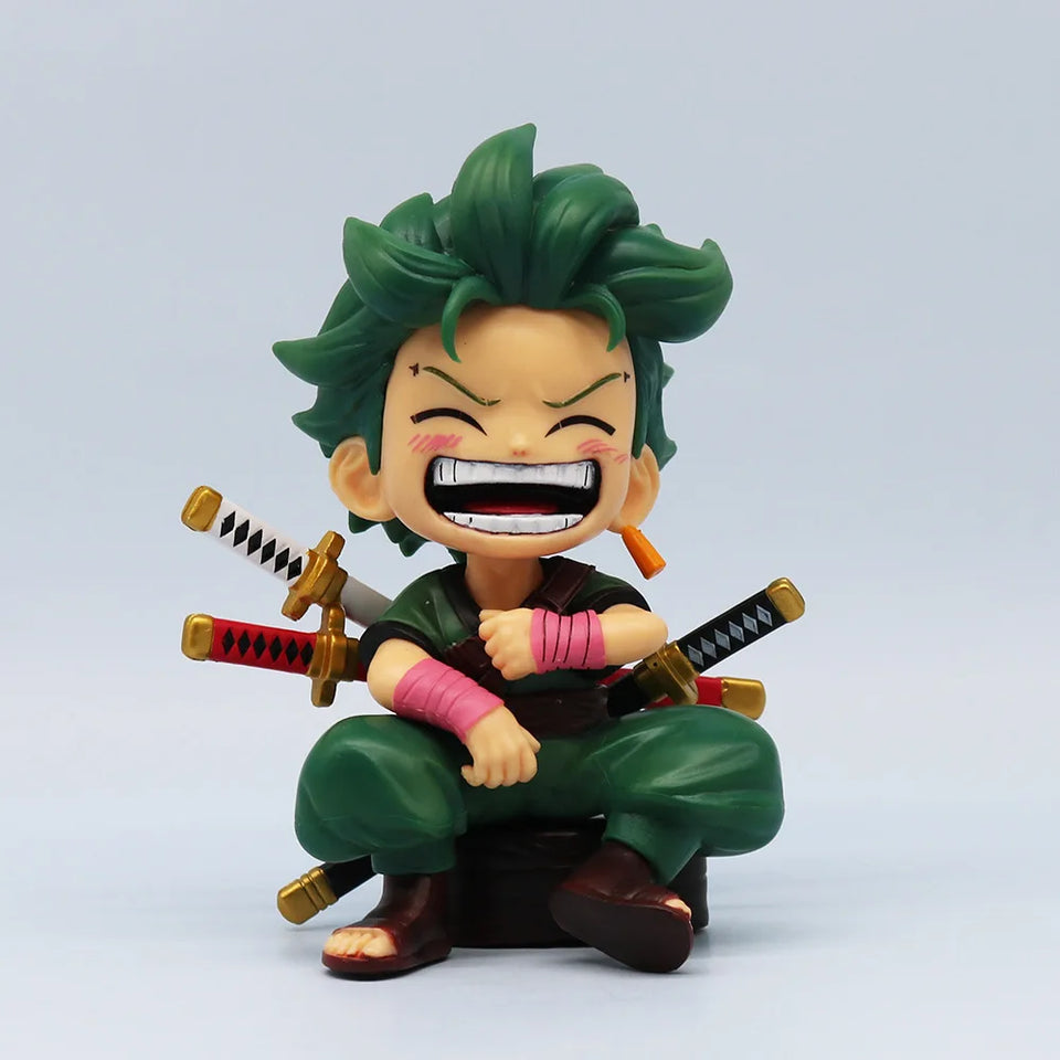 Figurine One Piece Luffy Zoro avec des épées, personnage souriant et dynamique en position assise