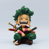 Figurine One Piece Luffy Zoro avec des épées, personnage souriant et dynamique en position assise