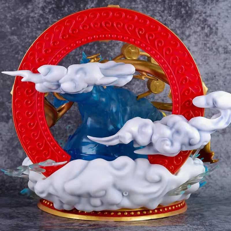 Figurine Thor Enel One Piece avec un design coloré et des nuages en relief autour de la base