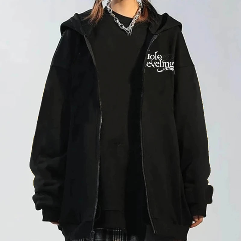 Hoodie manga unisexe noir avec zip et design confortable pour un style décontracté
