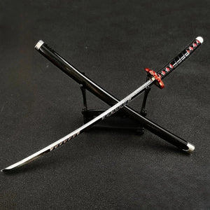 Épée katana Tanjiro Kamado sur support noir, finition élégante et détails méticuleux