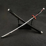 Épée katana Tanjiro Kamado sur support noir, finition élégante et détails méticuleux