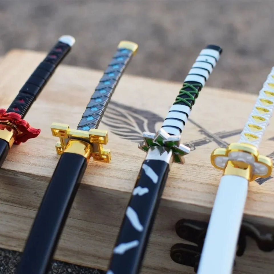 Katana Tanjiro Kamado de Eterna, ensemble de quatre sabres décoratifs avec détails colorés