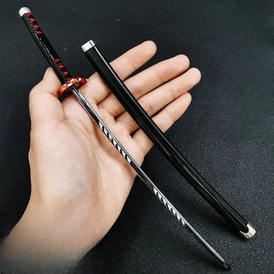 Katana Tanjiro Kamado avec un manche décoré et une lame brillante, idéale pour les collectionneurs