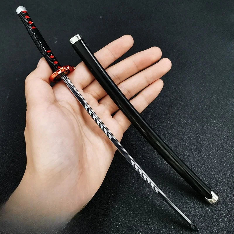Katana Tanjiro Kamado avec un manche décoré et une lame brillante, idéale pour les collectionneurs
