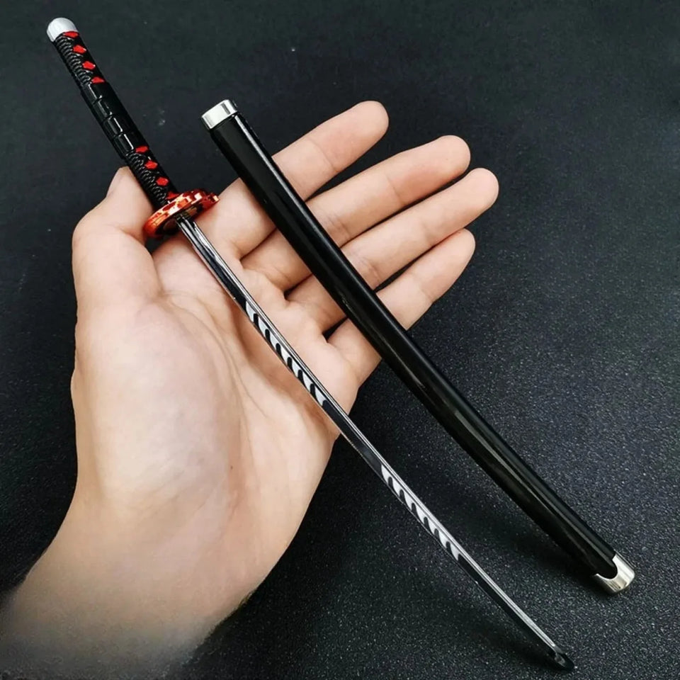 Épée katana Tanjiro Kamado avec poignée noire et garnitures rouges, présentée dans une main