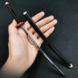Épée katana Tanjiro Kamado avec poignée noire et garnitures rouges, présentée dans une main