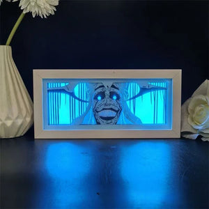 Lampe sculptée Solo Leveling avec un éclairage bleu et un design artistique d'un personnage animé
