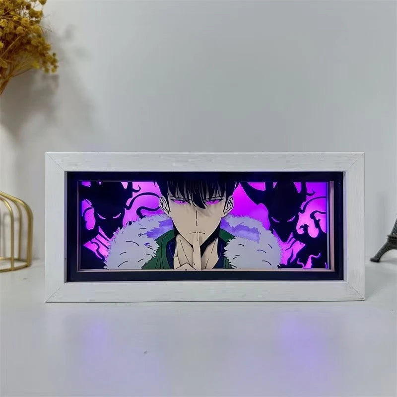 Lampe sculptée Solo Leveling affichant un personnage avec un fond sombre et violet
