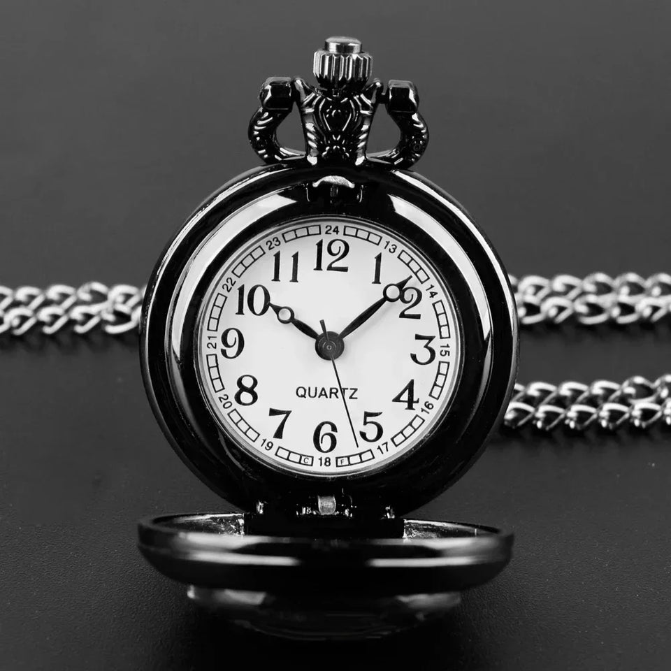 Montre à gousset vintage quartz noire avec chaîne et cadran clair pour un style classique