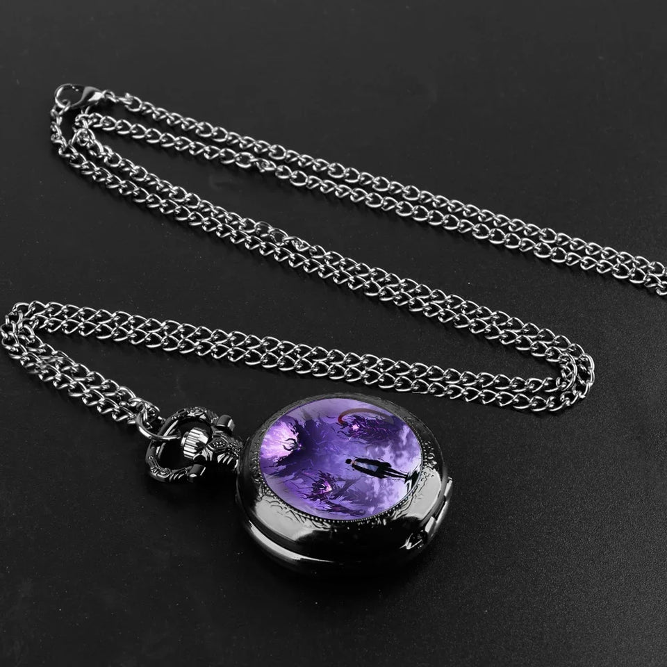 Montre à gousset vintage quartz avec un design mystérieux et chaîne en métal noir pour une allure élégante.