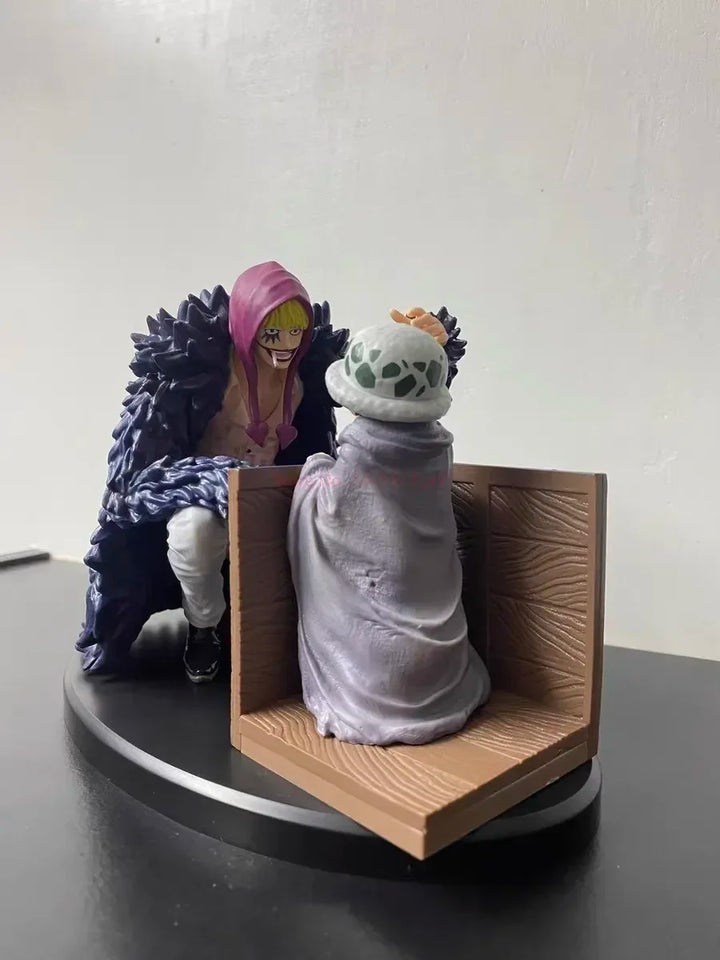 Figurine One Piece 15 cm représentant un personnage en costume coloré avec une base en bois.
