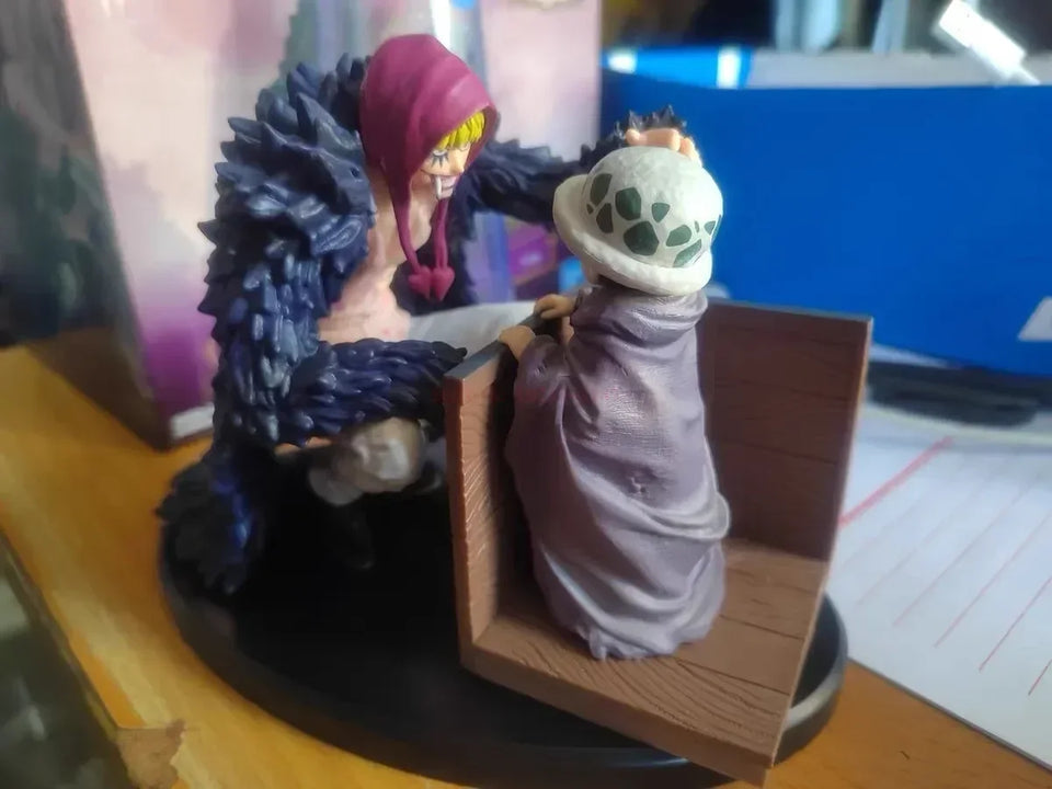 Figurine One Piece 15 cm représentant un personnage en costume avec une cape et un chapeau