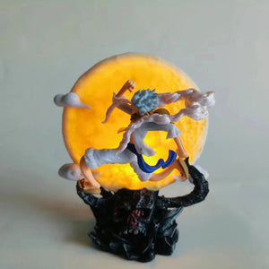 Figurine Luffy Gear 5 sur un fond de lune lumineuse avec détails dynamiques et couleurs vives