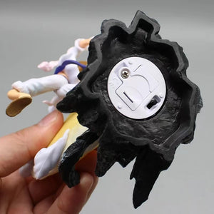Figurine Luffy Gear 5 en action avec un détail de base noire artistique