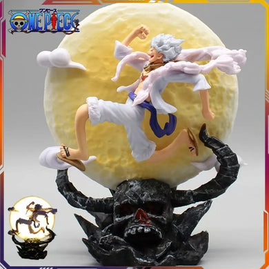 Figurine Luffy Gear 5 en action sur un socle en forme de crâne et de lune pour les fans de One Piece