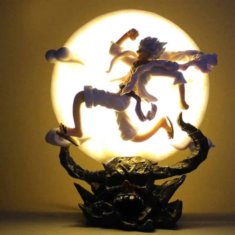 Figurine Luffy Gear 5 en action, illuminée avec un support inspiré du personnage.