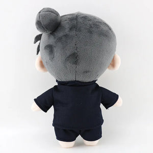Peluche kawaii Jujutsu Kaisen en position arrière avec vêtements en tissu noir et détails soignés