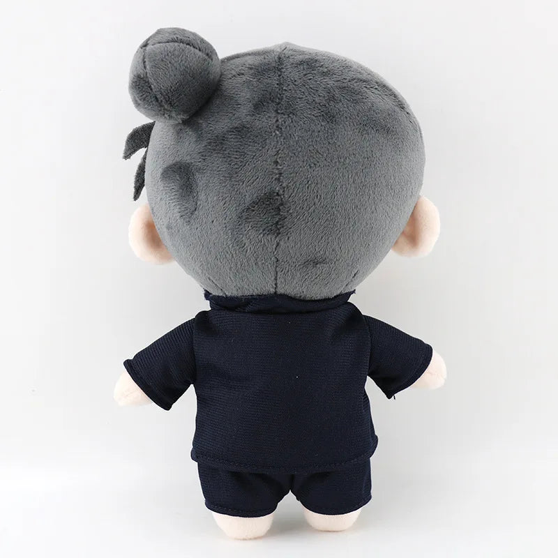 Peluche kawaii Jujutsu Kaisen en position arrière avec vêtements en tissu noir et détails soignés