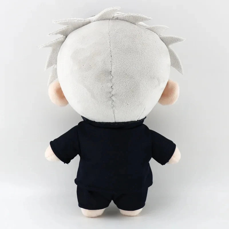 Peluche kawaii Jujutsu Kaisen représentant un personnage avec des cheveux gris et une tenue sombre vue de dos