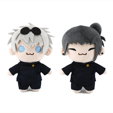 Peluche kawaii Jujutsu Kaisen avec deux personnages en costumes noirs et designs adorables