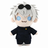 Peluche kawaii Jujutsu Kaisen de personnage avec cheveux argentés et costume noir