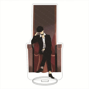 Porte-clé acrylique Solo Leveling représentant un personnage assis sur un trône avec un style élégant