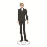 Porte-clé acrylique Solo Leveling représentant un personnage en costume avec un socle transparent