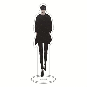 Porte-clé acrylique Solo Leveling représentant un personnage en noir avec un manteau stylé