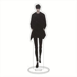 Porte-clé acrylique Solo Leveling représentant un personnage en noir avec un manteau stylé