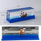 Réplique en bouteille One Piece avec un bateau et des vagues en bleu, décoratif pour les fans d'anime