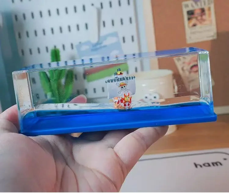 Réplique en bouteille One Piece avec figurine de personnage sur une base bleue