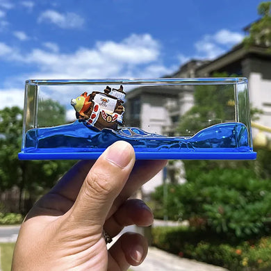 Réplique en bouteille One Piece avec un navire sur une mer bleue, tenue à la main en plein air