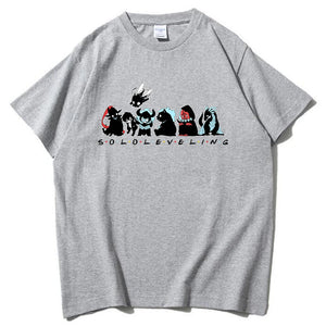 T-shirt gris Solo Leveling avec des personnages colorés imprimés sur le devant