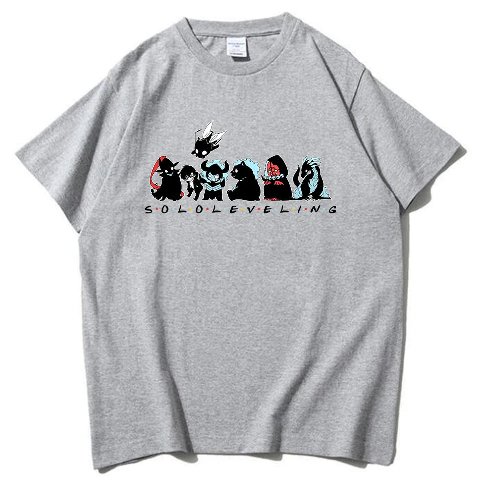 T-shirt gris Solo Leveling avec des personnages colorés imprimés sur le devant
