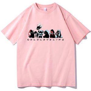 T-shirt rose Solo Leveling avec des personnages colorés en style graphique sur le devant