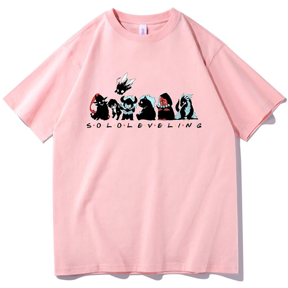 T-shirt rose Solo Leveling avec des personnages colorés en style graphique sur le devant