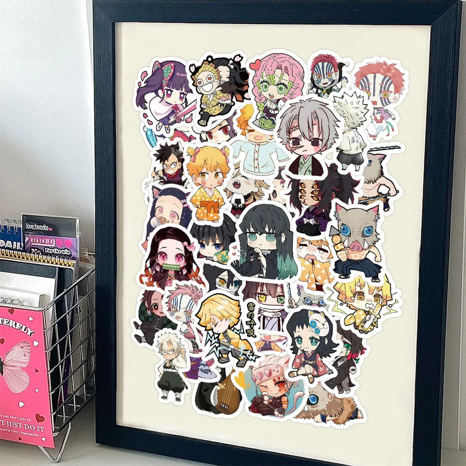 Autocollants kawaii Demon Slayer affichés dans un cadre, montrant des personnages colorés et adorables.