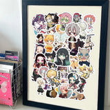 Autocollants kawaii Demon Slayer affichés dans un cadre, montrant des personnages colorés et adorables.