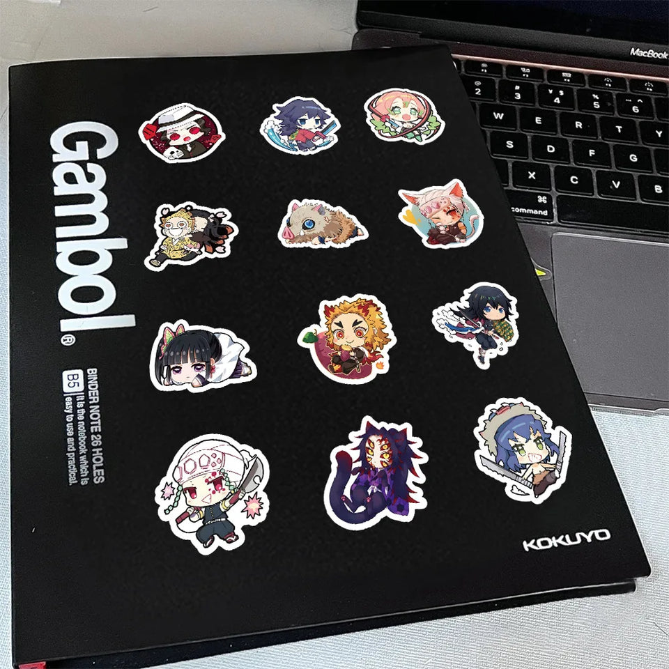 Autocollants kawaii Demon Slayer sur un carnet noir avec divers personnages colorés